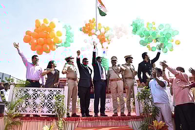 திருப்பூரில் மாவட்ட ஆட்சியர் தேசியக் கொடியை ஏற்றிவைத்தார்!