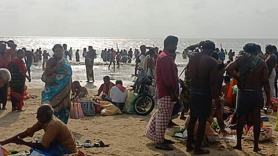 ஆடி அமாவாசை: வேதாரண்யம், கோடியக்கரை கடலில் புனித நீராடி முன்னோர்களுக்கு தர்ப்பணம்