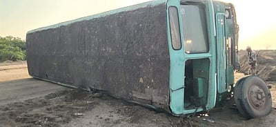 என்எல்சி பேருந்து கவிழ்ந்து விபத்து: 33 தொழிலாளர்கள் காயம்