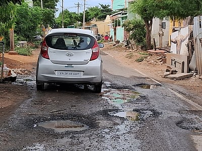 சொந்தக் காசில் சாலையை சீரமைக்கும் திருவேற்காடு மக்கள்