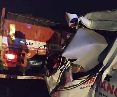 லாரி மீது ஆம்புலன்ஸ் வாகனம் மோதி வெடித்து சிதறியது: ஓட்டுநர் உள்பட 6 பேர் காயம்