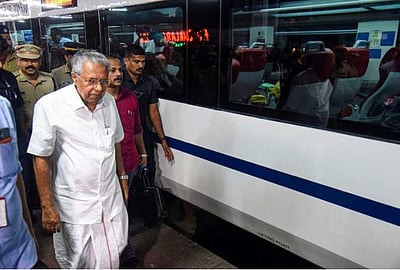 வந்தே பாரத் ரயிலில் முதன்முறையாக பயணித்த கேரள முதல்வர்