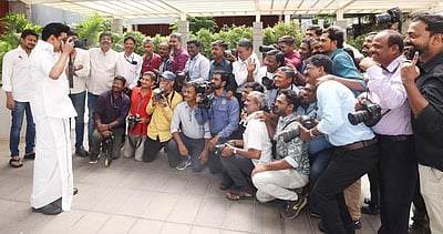 புகைப்படக் கலைஞர்களை புகைப்படம் எடுத்த முதல்வர் ஸ்டாலின்