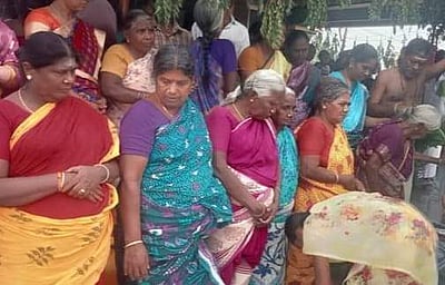 வாழப்பாடி: மக்கள் நல்வாழ்வு பெற கைம்பெண்களுக்கு பாத பூஜை!