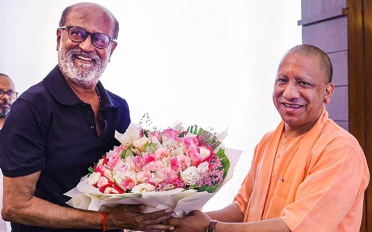 யோகி ஆதித்யநாத் காலில் விழுந்து ஆசி பெற்ற ரஜினி - புகைப்படங்கள்