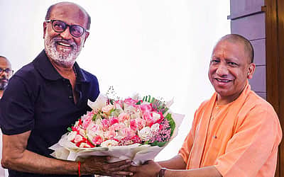யோகி ஆதித்யநாத் காலில் விழுந்து ஆசி பெற்ற ரஜினி - புகைப்படங்கள்