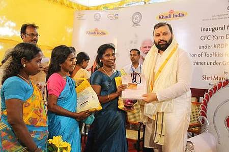 தமிழகத்தில் காதி பொருள்களின் உற்பத்தி, விற்பனை அதிகரிப்பு: கேவிஐசி தலைவா் தகவல்