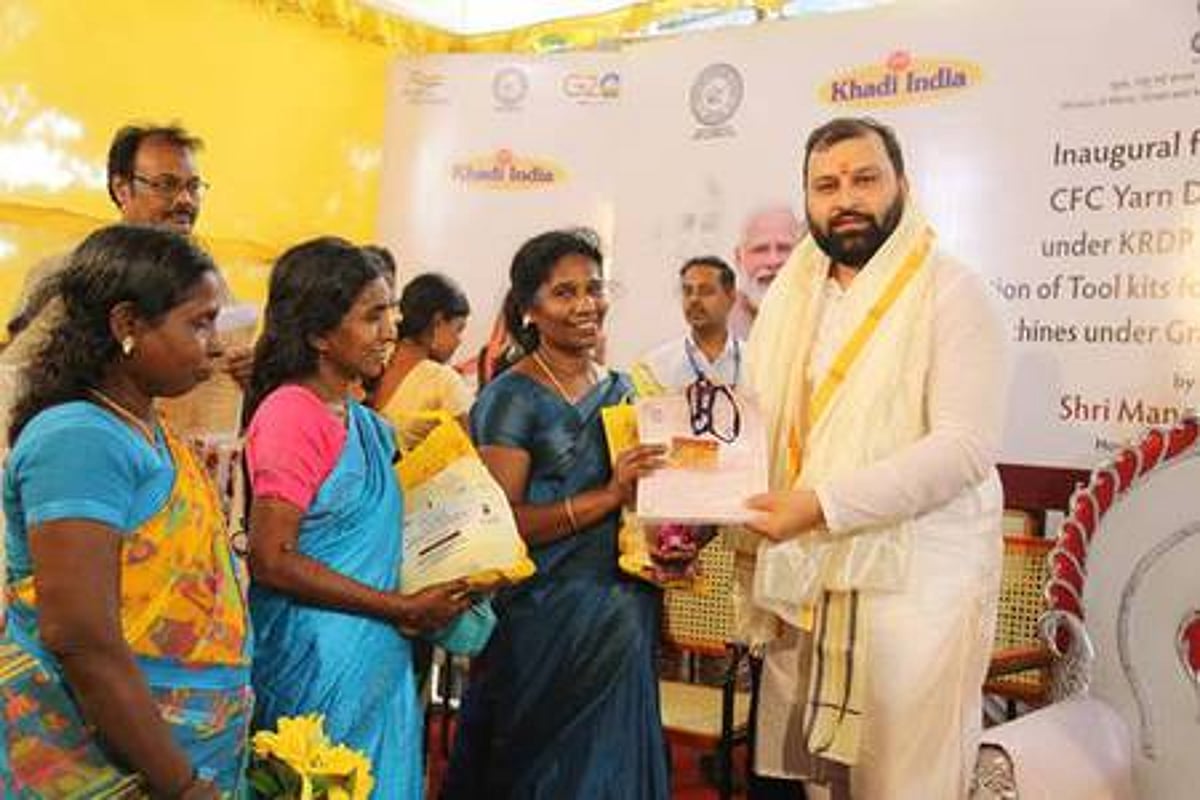 தமிழகத்தில் காதி பொருள்களின் உற்பத்தி, விற்பனை அதிகரிப்பு: கேவிஐசி தலைவா் தகவல்