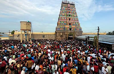 பக்தா்களிடம் கட்டாய வசூல்: கோயில் அா்ச்சகா் கைது