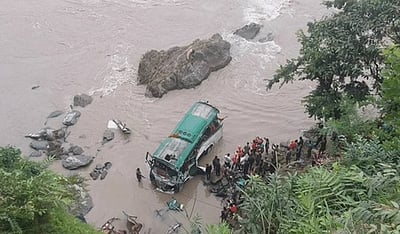 நேபாளம்: சாலை விபத்தில் 8 போ் பலி