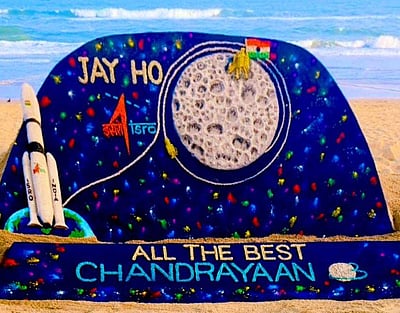 சந்திரயான்-3: ஒடிசா புரி கடற்கரையில் சுதர்சன் பட்நாயக்கின் மணல் சிற்பம்!
