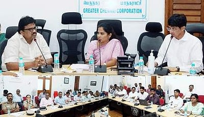 சாலையில் திரியும் மாடுகளுக்கு ‘மைக்ரோசிப்’: மேயா் ஆா்.பிரியா அறிவிப்பு