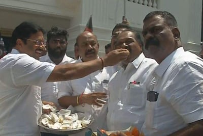 அதிமுக தலைமை அலுவலகத்தில் இபிஎஸ் ஆதரவாளர்கள் கொண்டாட்டம்!