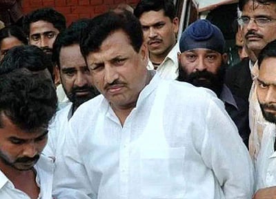 பெண் கவிஞர் கொலை: ஆயுள் கைதிகளான உ.பி. முன்னாள் அமைச்சர், மனைவி விடுதலையாகின்றனர்!