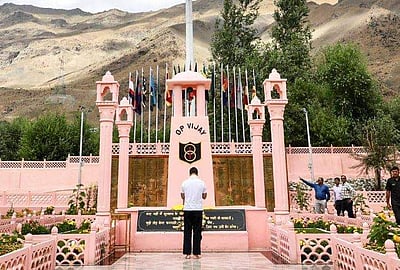 கார்கில் போர் நினைவிடத்தில் ராகுல் காந்தி அஞ்சலி