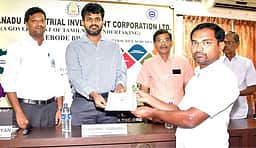 அம்பத்தூா் தொழிற்பேட்டையில் குறு, சிறு மற்றும் தொழில்கள் பயன்பெற சிறப்பு தொழில் கடன் முகாம்