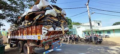 கடையம் அருகே விளை நிலப் பகுதியில் கொட்டப்பட்ட 10 டன் கேரளக் கழிவுகள்! நிலத்தடி நீா் மாசுபடும் அபாயம்!