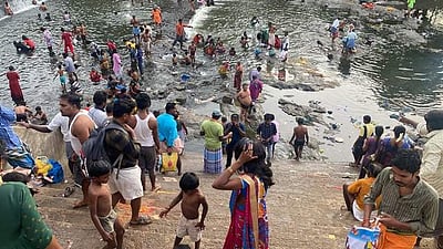 மேட்டூர் காவிரியில் ஆயிரக்கணக்கானோர்  புனித நீராடல்!