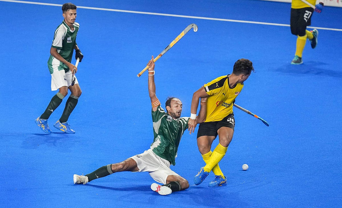 சென்னையில் உள்ள மேயர் ராதாகிருஷ்ணன் ஹாக்கி ஸ்டேடியத்தில் ஆசிய சாம்பியன்ஸ் டிராபி 2023 போட்டியின் போது பாகிஸ்தான் அணி (பச்சை) உடன் மோதிய மலேசிய அணி வீரர்கள்.