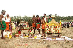 ஆடிப்பெருக்கு: பூலாம்பட்டி கதவணை பகுதியில் புனித நீராடிய பக்தா்கள்