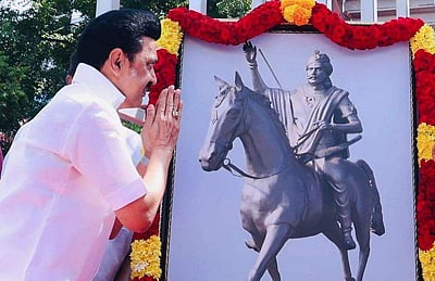 தீரன் சின்னமலை சிலைக்கு முதல்வர் ஸ்டாலின் மரியாதை!