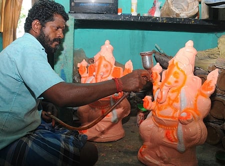 கடும் நெருக்கடியில் களிமண் சிலை உற்பத்தியாளா்கள்