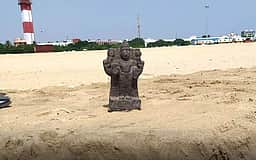 கடற்கரையில் ஒதுங்கிய 4 கற்சிலைகள் மீட்பு