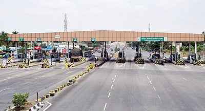 தமிழகத்தில் நள்ளிரவு முதல் சுங்கக் கட்டணம் உயர்வு: மக்கள் அதிருப்தி