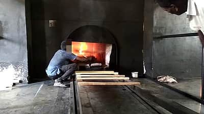 மயானத்தில் அரைகுறையாக எரிக்கப்படும் உடல்கள்!