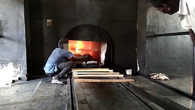 மயானத்தில் அரைகுறையாக எரிக்கப்படும் உடல்கள்!