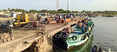 இலங்கை கடற்படையால் 10 தமிழக மீனவர்கள் கைது!