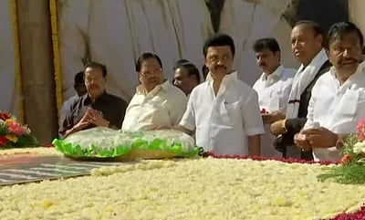 கருணாநிதி நினைவு நாள்: நினைவிடத்தில் முதல்வர் ஸ்டாலின் மரியாதை 