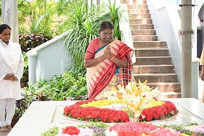 புதுச்சேரி அரவிந்தர் ஆசிரமத்தில் குடியரசுத் தலைவர் வழிபாடு!