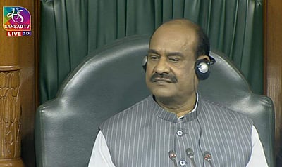 மக்களவையில் அமளி: பகல் 12 வரை ஒத்திவைப்பு