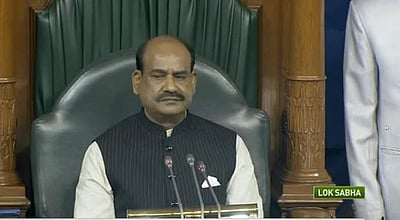 மோடி.. மோடி.. ராகுல்.. ராகுல் என அதிரும் மக்களவை