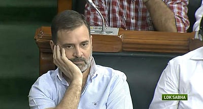 ராகுல் பறக்கவிட்ட முத்தம்: பாஜக பெண் எம்பிக்கள் புகார்!