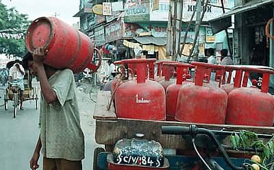 வணிக பயன்பாட்டு சிலிண்டா் விலை ரூ.157.50 குறைப்பு