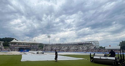 மழையால் இந்தியா - பாகிஸ்தான் போட்டிக்கு டாஸ் சுண்டுவதில் தாமதம்!