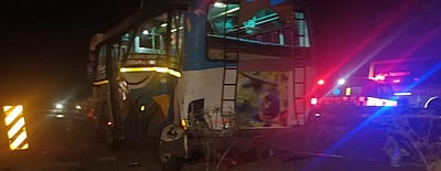 நாட்றம்பள்ளி அருகே வேன் மீது லாரி மோதல்: ஒரே கிராமத்தைச் சேர்ந்த 7 பெண்கள் பலி