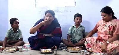 பட்டியலின பெண் சமைத்த விவகாரம்: மாணவர்களுடன் அமர்ந்து சாப்பிட்ட கனிமொழி