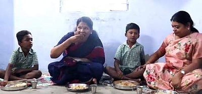 பட்டியலின பெண் சமைத்த விவகாரம்: மாணவர்களுடன் அமர்ந்து சாப்பிட்ட கனிமொழி