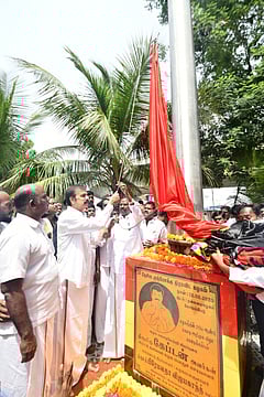 தேமுதிக தொடக்க நாள்: கட்சிக் கொடியேற்றினாா் பிரேமலதா