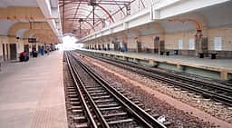 பறக்கும் ரயில் நிலைய லிப்டில் சிக்கிய 17 போ் மீட்பு