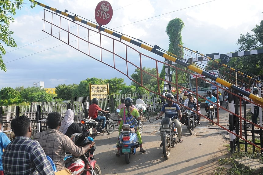 ரயில்வே கேட்டுகள் உள்ள 5 இடங்களில் போக்குவரத்து நெருக்கடிக்குத் தீா்வு தேவை