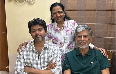 தந்தையை சந்தித்த விஜய்! வைரல் புகைப்படம்