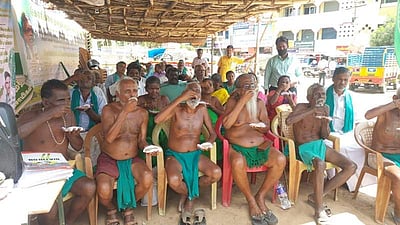 திருச்சியில் விவசாயிகள் அரை நிர்வாணத்துடன் மணல் திண்ணும் போராட்டம்!