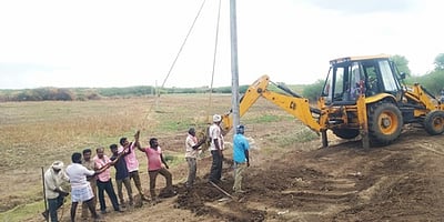 மினமாற்றிக்குச் செல்லும் உயரழுத்த மின் கம்பங்கள் மைக்கும் பணிகள் தொடக்கம்தினமணி செய்தி எதிரொலி