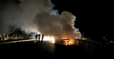 அவிநாசி அருகே திடீரென தீப்பிடித்து எரிந்த கார்!