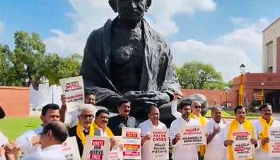 நாடாளுமன்ற வளாகத்தில் தெலுங்கு தேசம் கட்சி எம்.பி.க்கள் ஆர்ப்பாட்டம்