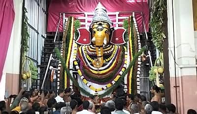 விநாயகர் சதுர்த்தி: புலியகுளம் விநாயகர் சிலைக்கு 4 டன் மலர்களால் அலங்காரம்!